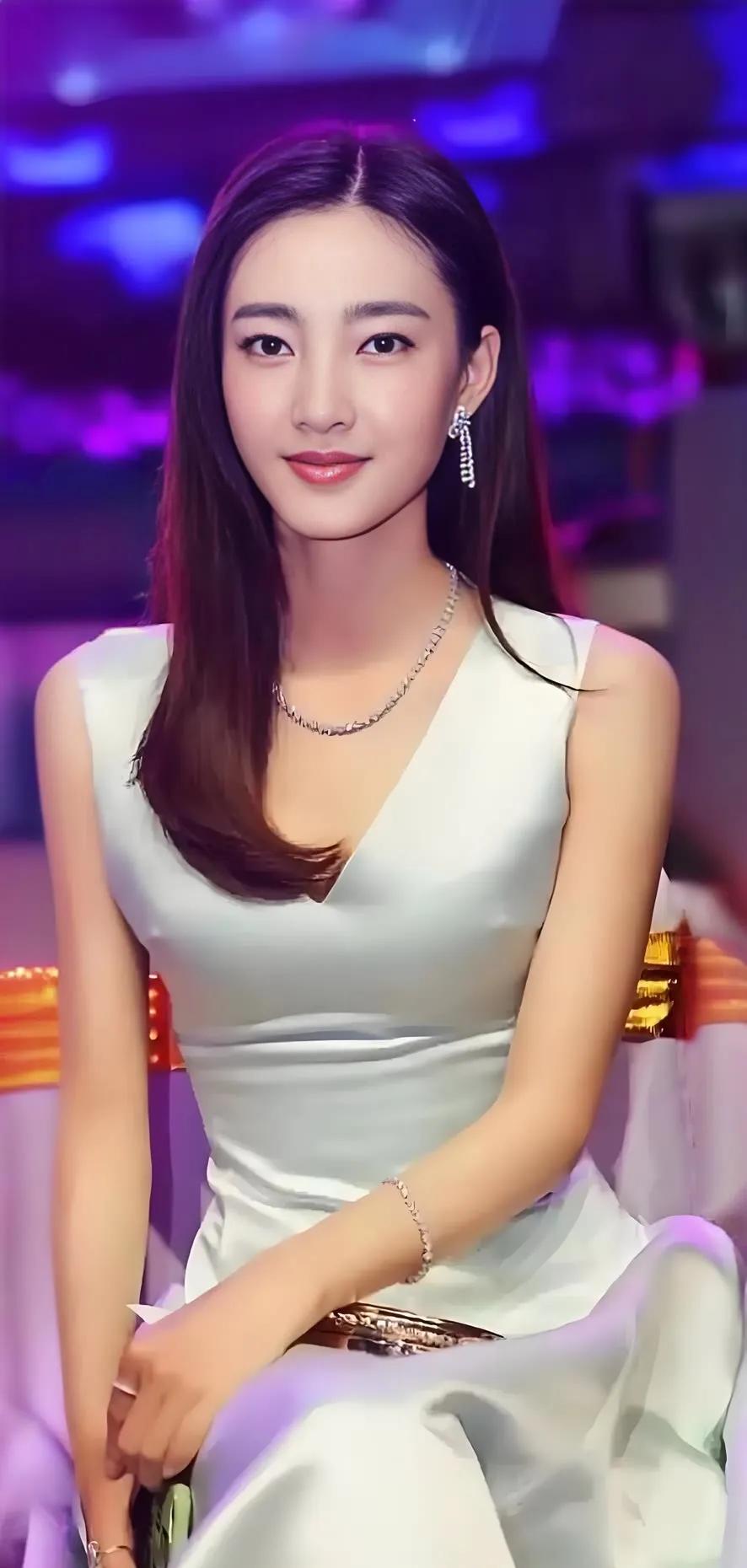 都说清水出芙蓉，说的大概就是王丽坤。不用浓妆艳抹去抢风头，简简单单就很有味道。