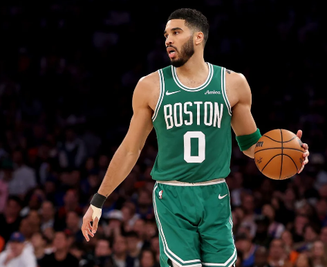 塔图姆一复出，绿凯这防守有点恐怖了首发小白布朗豪瑟塔图姆加豪瑟，体型都不小啊