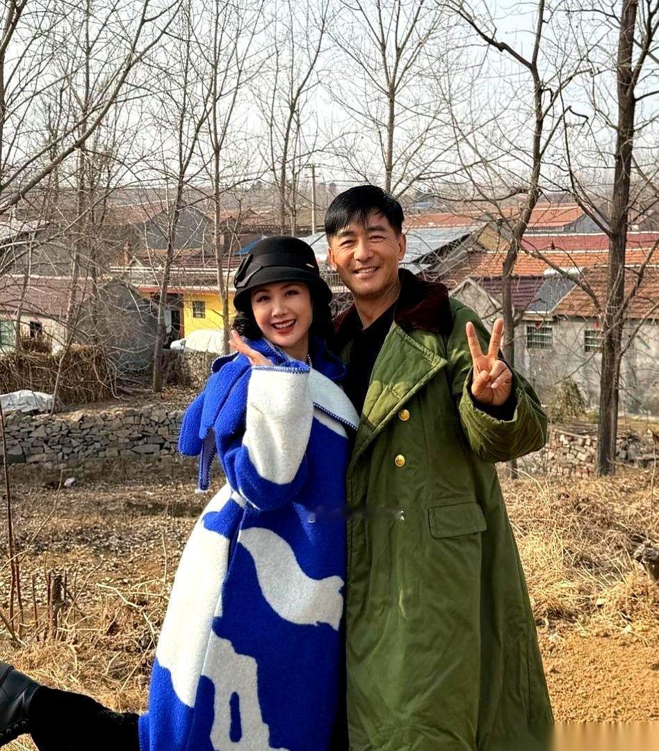 郭晓东把他那身军大衣又从箱底翻出来了，带着老婆程莉莎，回了山东临沂老家。镜头一