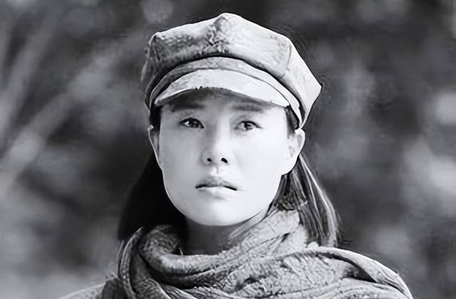1937年，15岁漂亮女红军被敌人抓住，捆在行刑台，她挺胸抬头，闭上双眼。谁料，