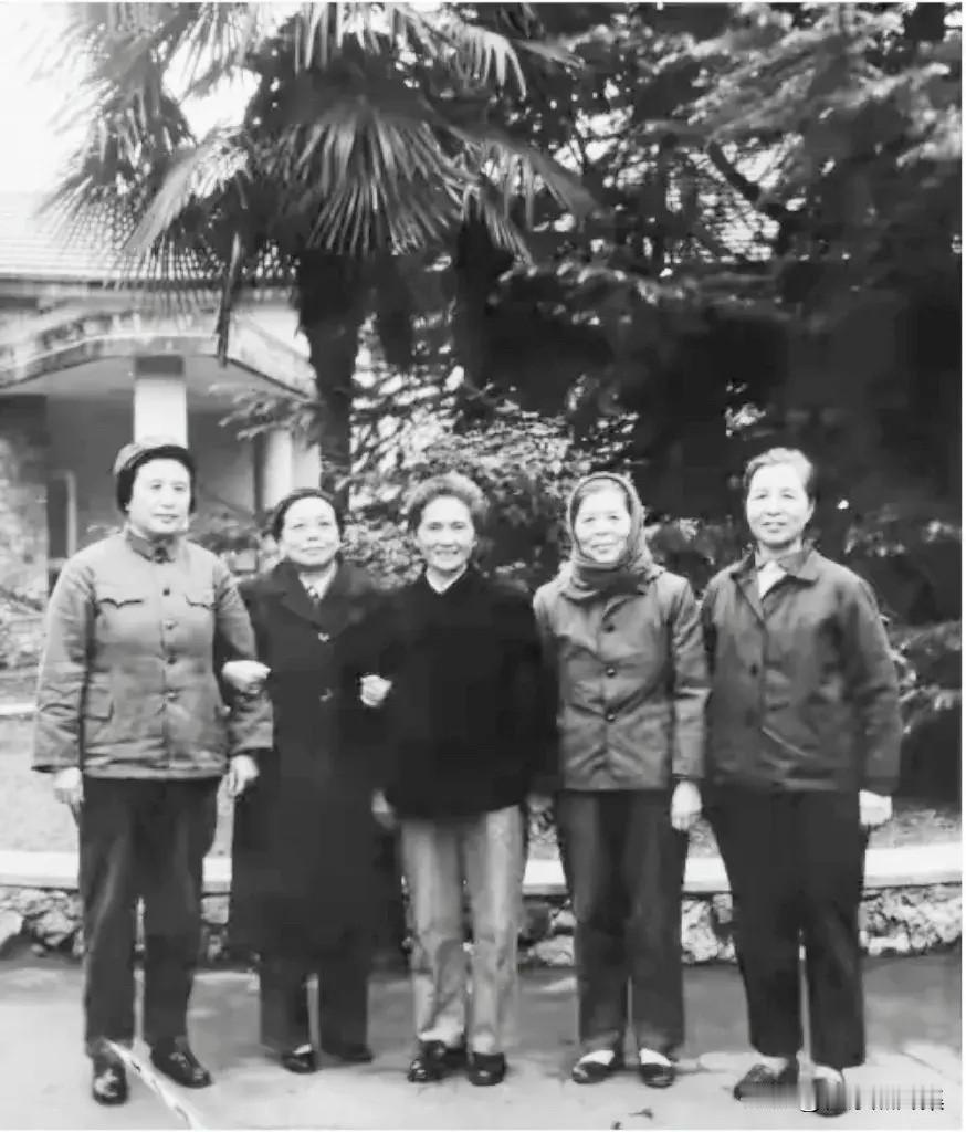 1980年，左起：罗瑞卿将军的夫人郝治平、卓林、陈丕显同志的夫人谢志成、杨得志将