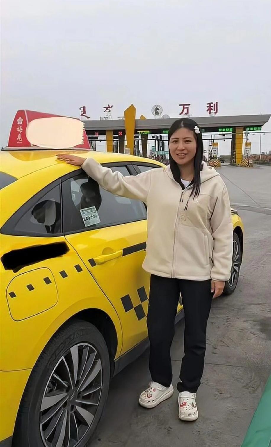 重庆女子为何会选择打表去内蒙古？计价器竟然因此爆表，背后的故事引人深思。国庆期