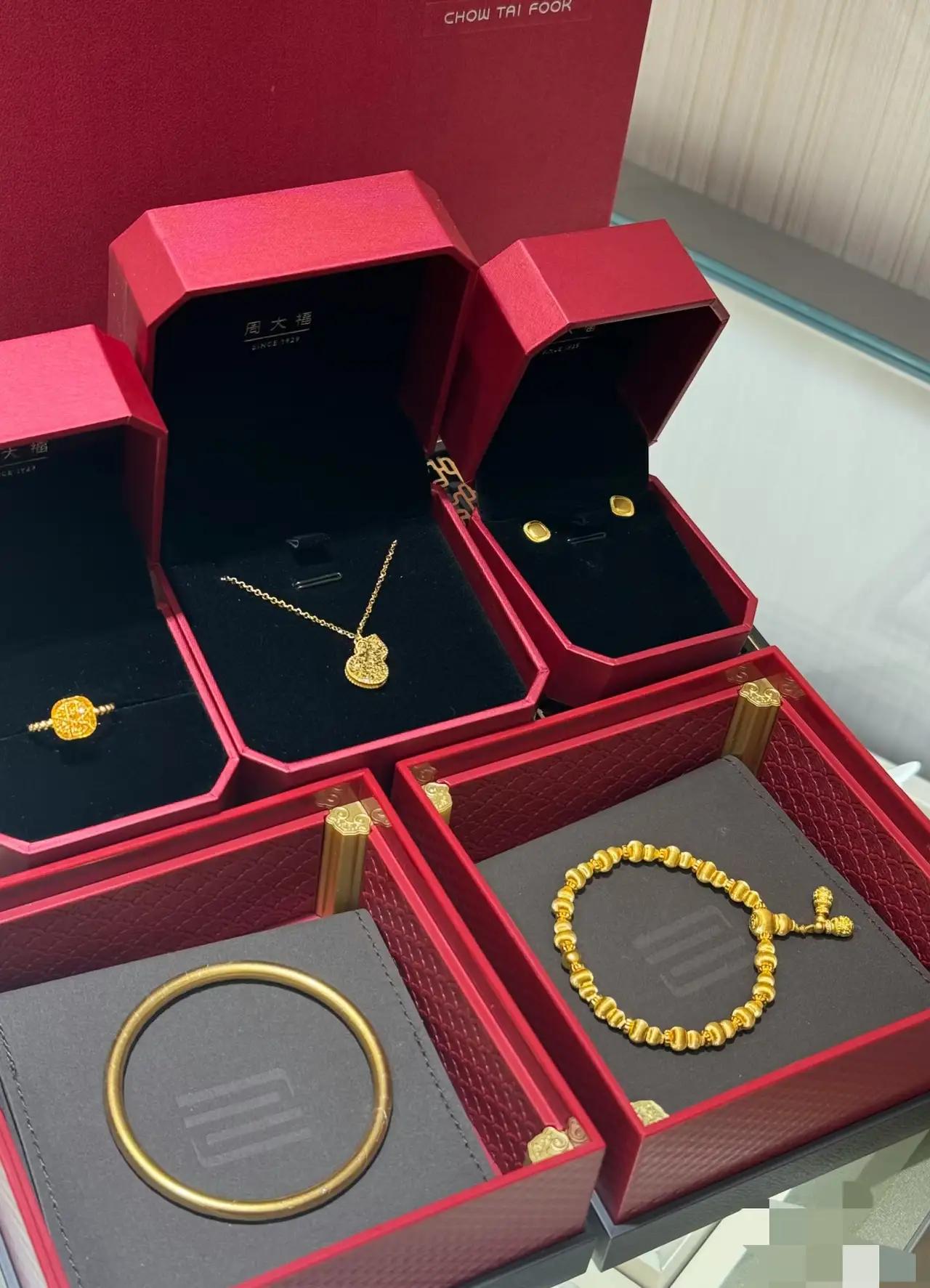 同事终于把婚退了！同事和她未婚夫在一起四年时间了，国庆节icon的时候订婚了，