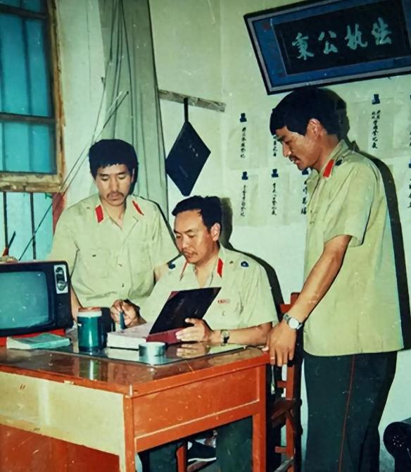 1998年，东北某涉外酒店。深夜，三名年轻女服务员倒在血泊中，身上被捅数十刀，现