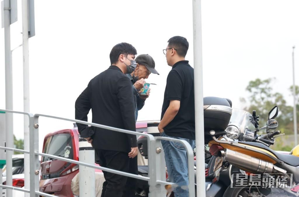 星岛：施明设灵丨妹夫邓梓峰等艺人到场致哀钟志光透露灵堂内李家鼎三父子互动细节