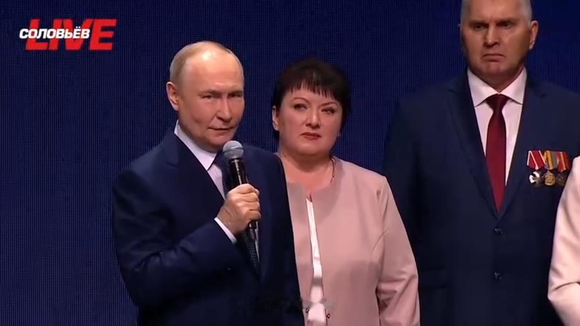 普京在克里姆林宫颁奖典礼上讲了段很有意思的话。他说，卫国战争期间，苏联后方不光造