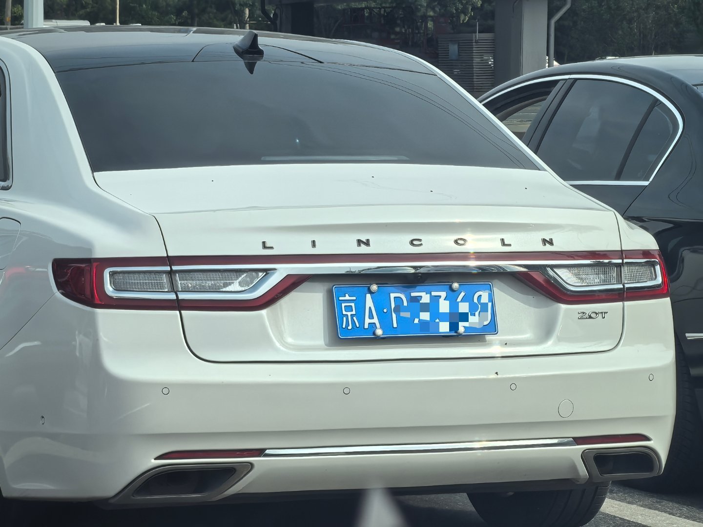 街拍京牌老车林肯大陆绝迹的前驱大尺寸豪华纯燃油轿车。还有更孤傲的3.0T六缸四