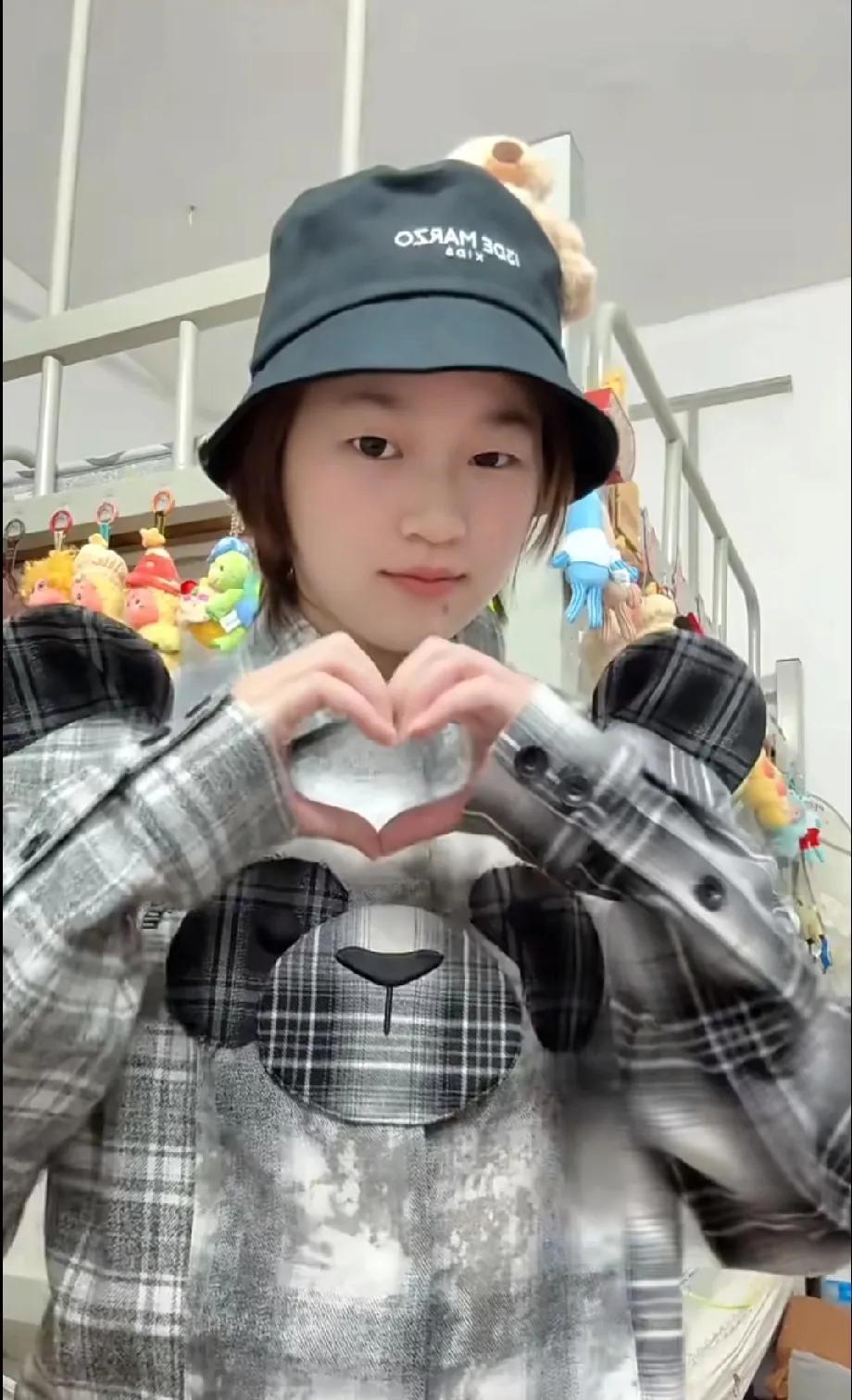 全红婵寝室日常太可爱啦最近看到全红婵在寝室里的画面，真的被这个可爱的小姑娘萌到