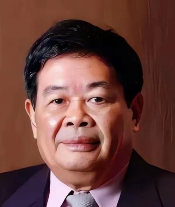 2013年，曹德旺想在美国买个8万平米的厂房，房东是个犹太人，开价2800万。曹