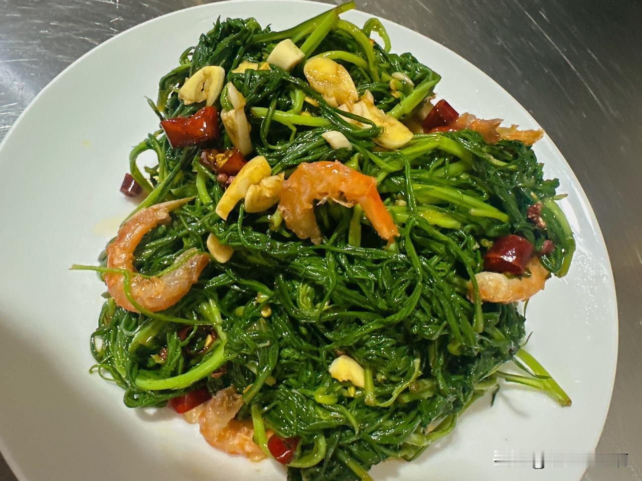吃饭，我家的午饭也是早饭。清汤寡水的又是一天。买的柳蒿芽早上到了摘了一点出来