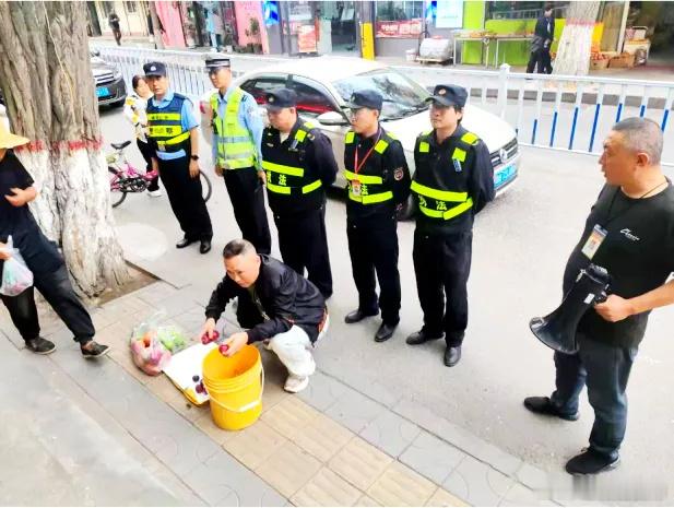兰州盐场路街道五步闭环暖街巷【盐场路街道近日外摆分级守底线】近期，兰州市城关区盐