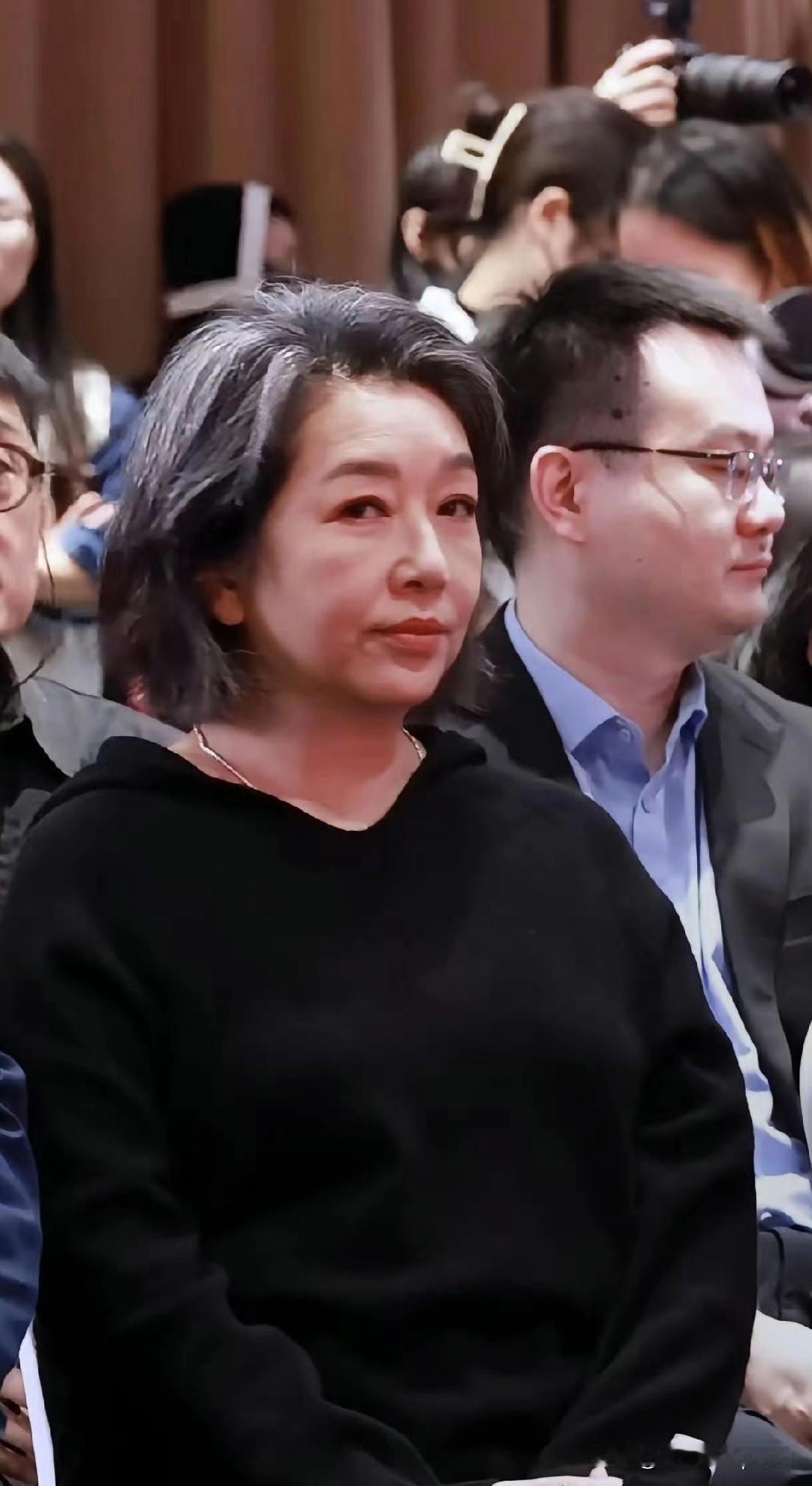 江珊57岁了这头发还这么多简直犯规啊！她脸上是有皱纹，但眼神舒展，一看就没跟年