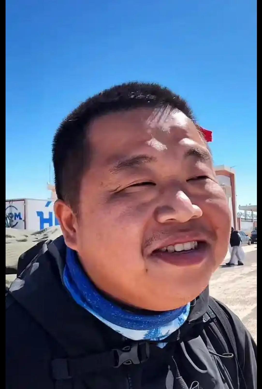 蓝战非在国内炫富，在国外结出了恶果！有一次直播，有人问他，孤身旅游，不怕被打劫吗