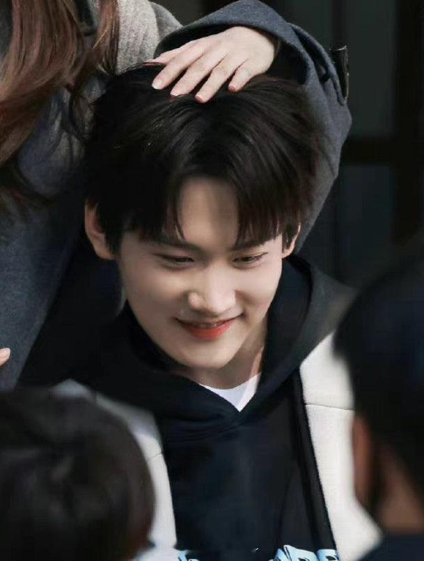 和喵娲娲一起解锁明星摸头杀喵娲娲你的微博之夜前线人脉你最想让带你解锁谁的摸头