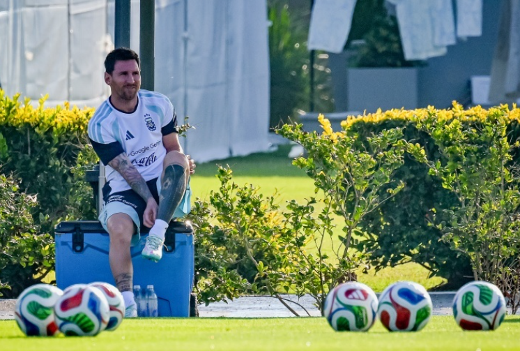 4月10日距离世界杯仅剩2个月，梅西迟迟仍未确认是否参加，而在被问到相关问题时，