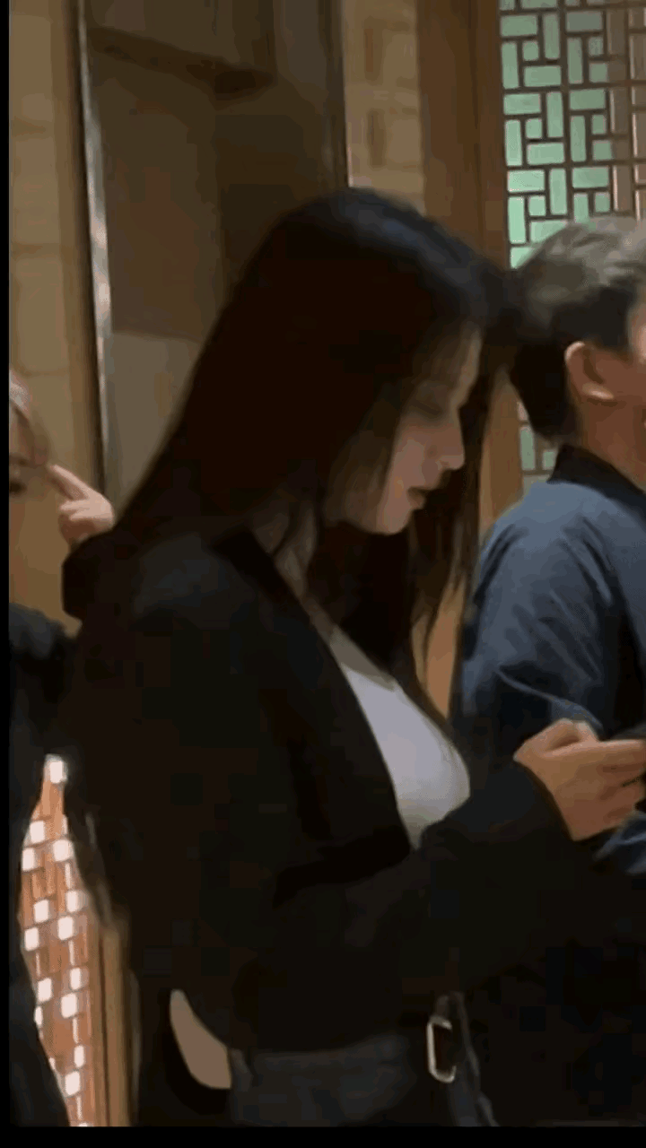 这是谁啊！路人镜头下感觉有点偏胖啊？[笑着哭]