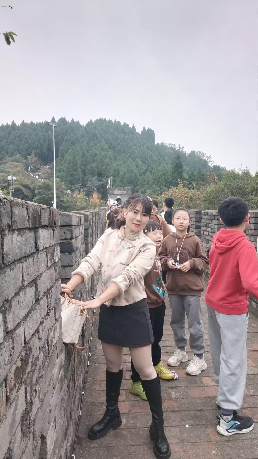 慌什么，才四十多而已，大姨妈还在，继续装嫩继续疯颠，中年是年龄，少女是...