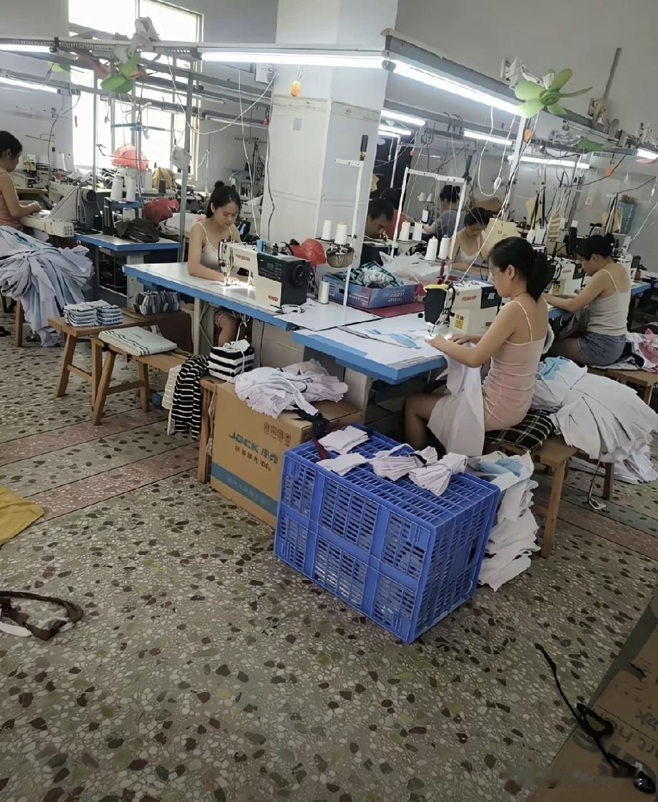 天气炎热，女员工们防暑降温做的非常好，这应该是老板喜欢看到的结果吧。正常来说，