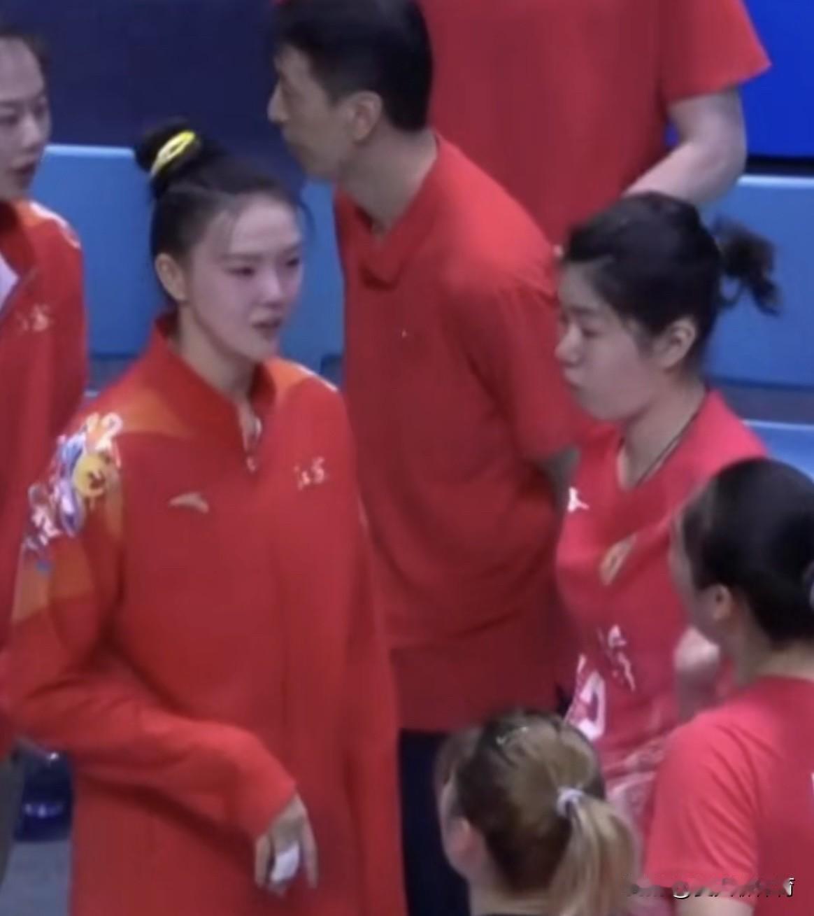 这才是真正的姐妹情深啊！这才是真正的传帮带啊！江苏女排跟天津女排的比赛，从第二局