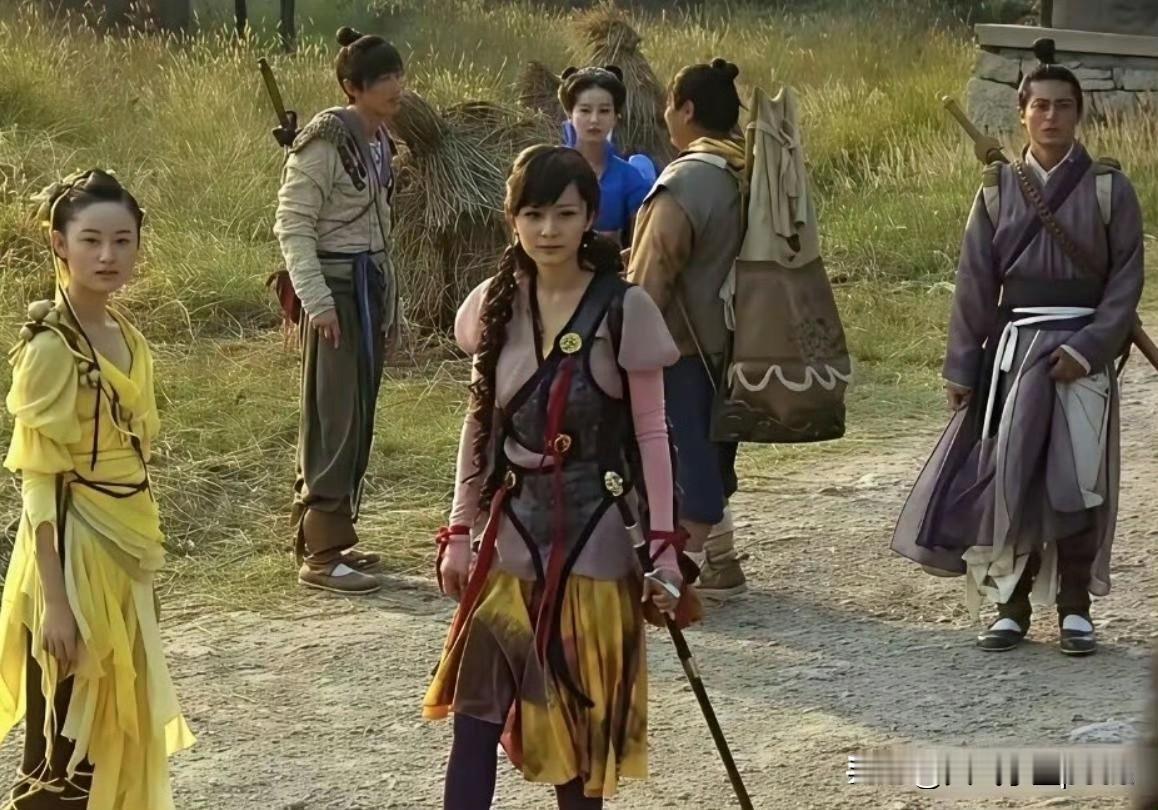 现在回头看，《仙剑三》的服装真是把“混搭”玩明白了啊。雪见的抹胸配灯笼裤像俏皮