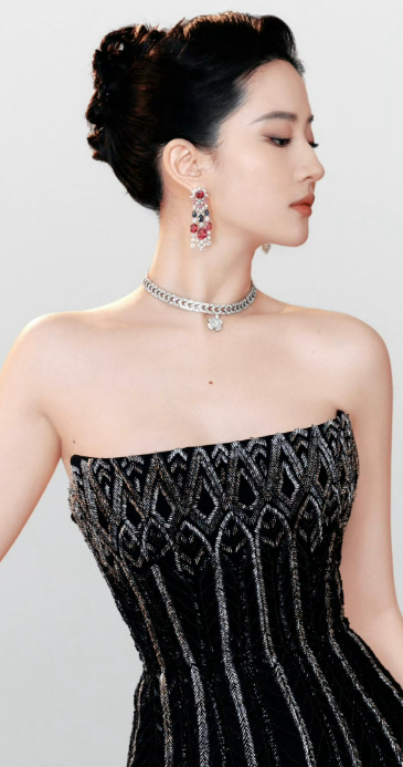 刘亦菲抹胸裙，这也太适合了