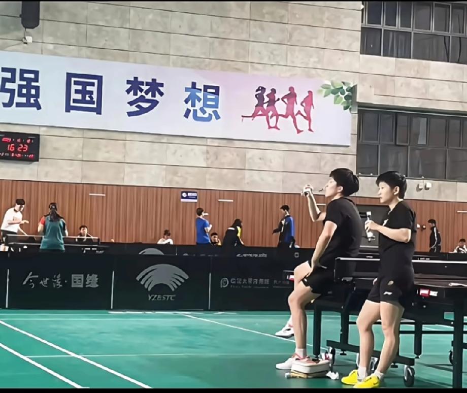 并肩同行，为梦而战训练间隙的片刻放松，是并肩作战的默契。两个为梦想全力以