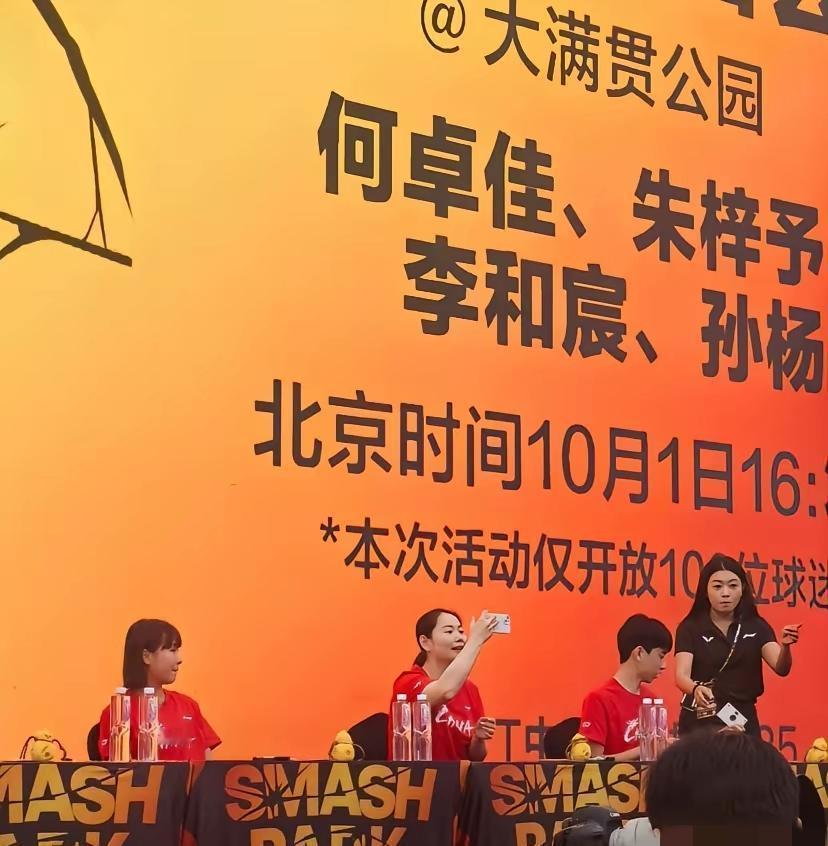 她不是在陪练，是在当外协的复刻机。半长胶、生胶、正胶，一块板五分钟换三套打法，