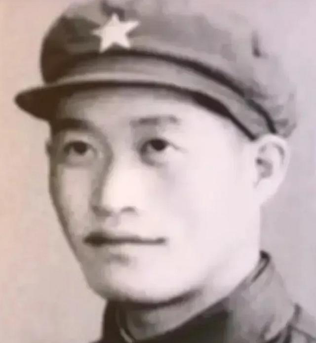 1964年，毛主席听说奇袭白虎团的杨育才，现在只是一个副连长，眉头一皱，问道：“
