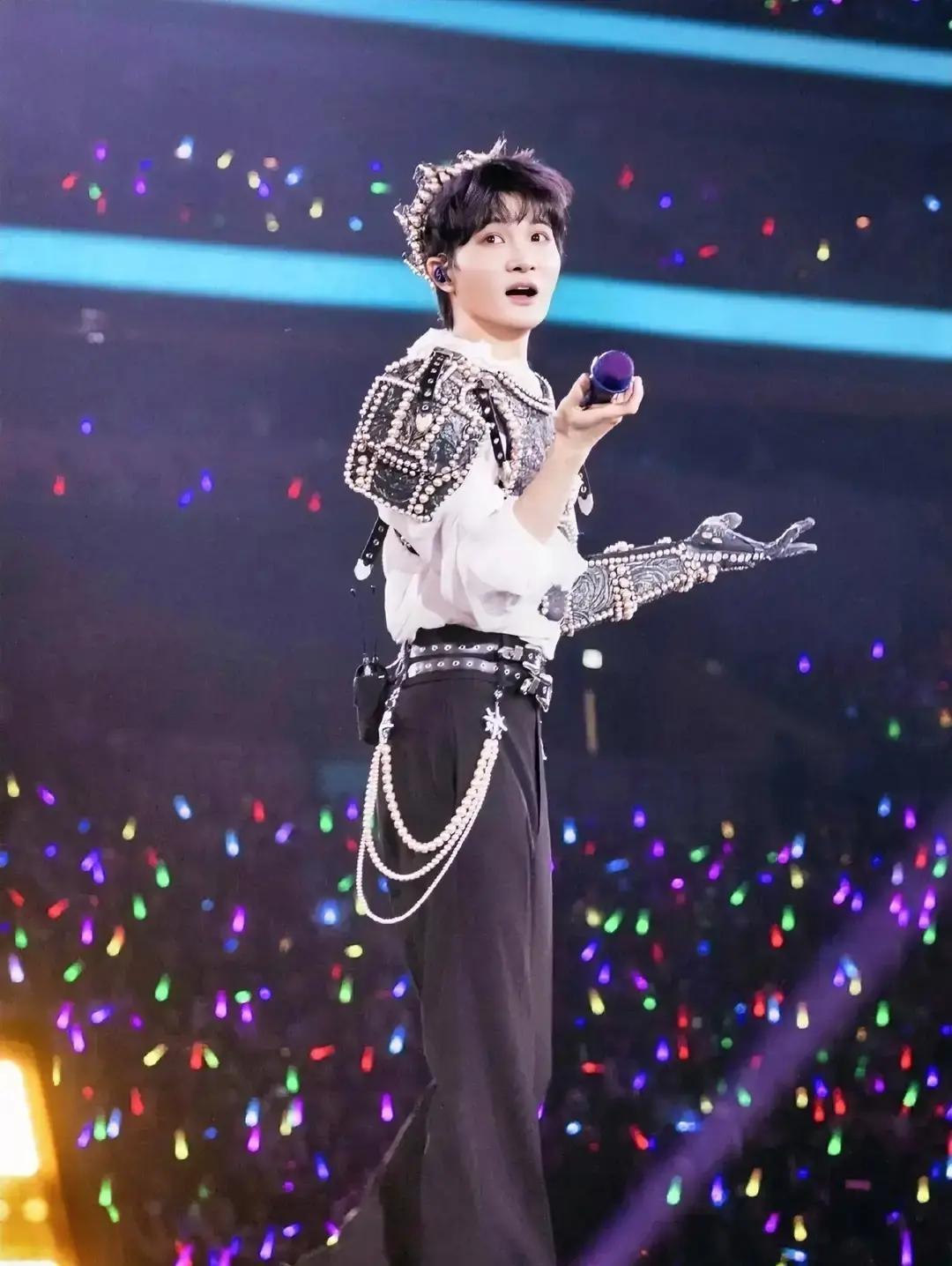 周深在香港红磡开唱，唱得稳，造型却被骂“太娘”当晚他穿珠片西装配流苏长袍，妆发精