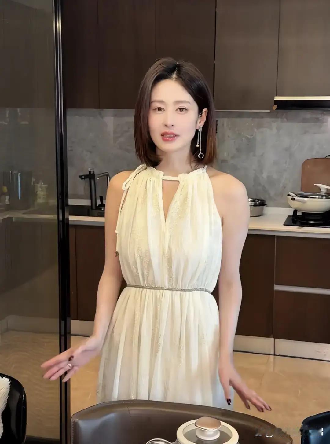37岁颖儿在昆明租房子住，晒房子内景装修很豪华，透露每到寒暑假就带着孩子和父母来