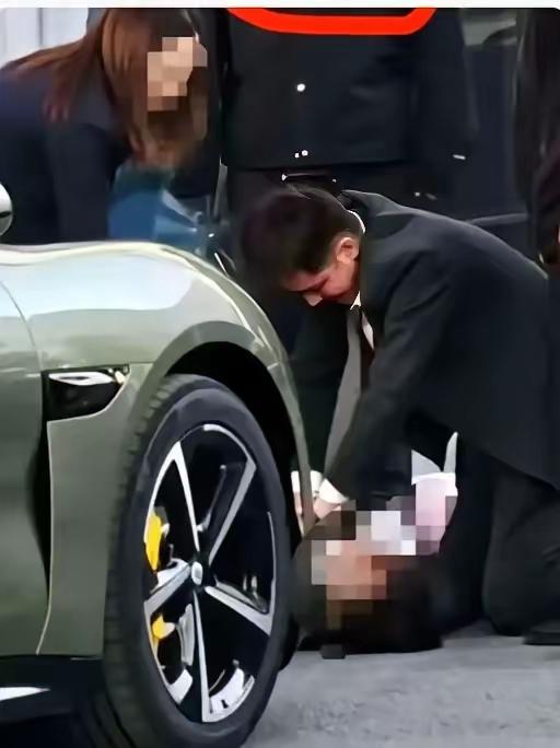 杭州小米汽车交付中心内发生一起严重车祸，一人当场倒地不省人事。周围人员立刻对被撞