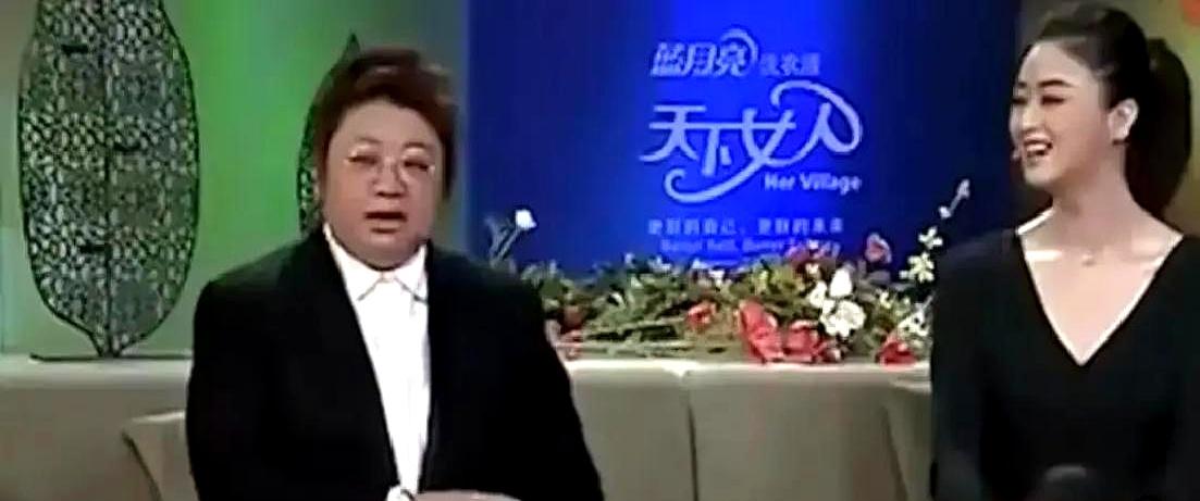 见过上节目录制被人当脸吐槽“没姿色”，场面尴尬到能抠出三室一厅，下台后却跑去路边