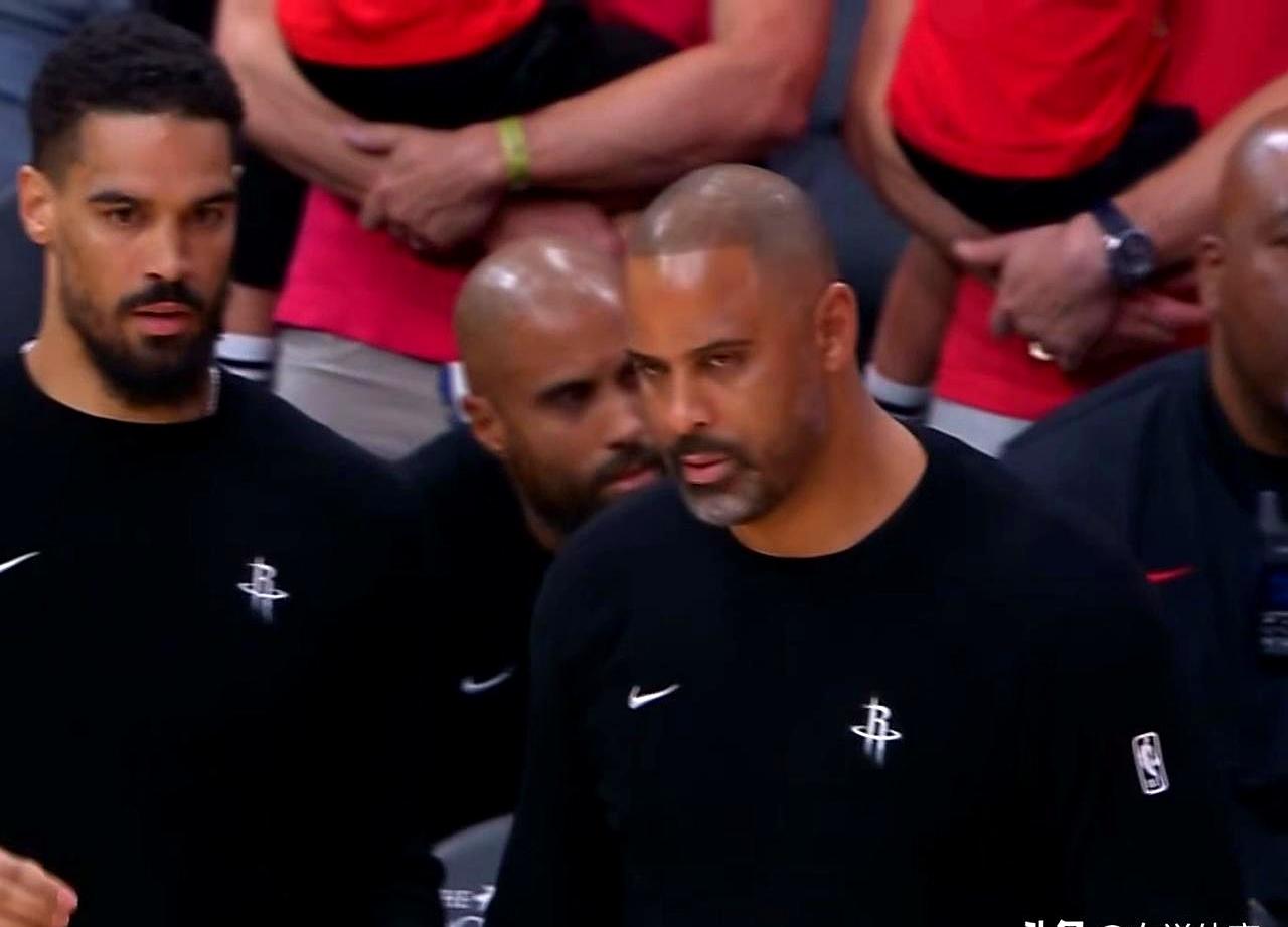 火箭队主教练乌度卡今天真是太开心了！不仅仅是因为火箭战胜魔术，更重要的是他拥有了