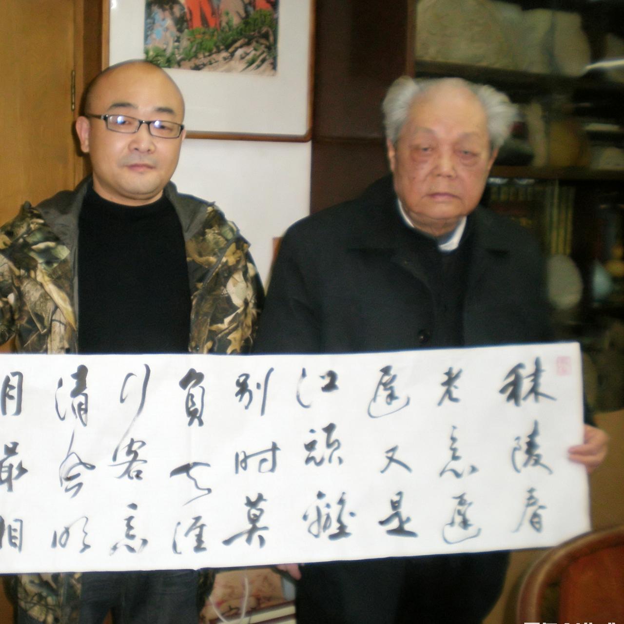 2013年，姚迁院长的挚友冯其庸，一张罕见的留影，当时的她已经89岁高龄了，仍然