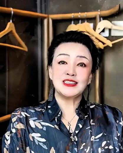 美容院晒单追5万美容费张兰名字没签字法律效力成谜最近网上炸锅了，一家美容