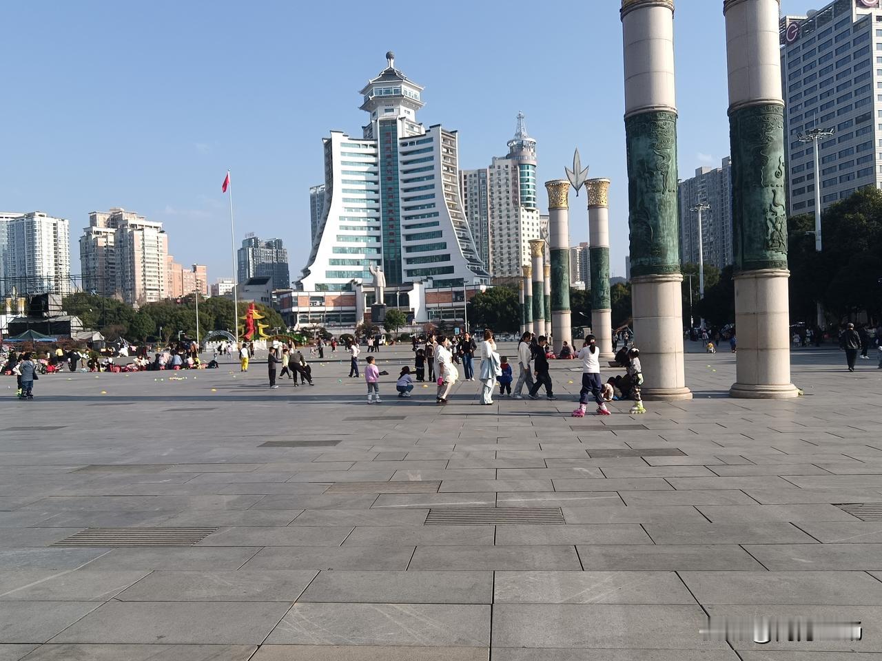 时隔多年以后，再次来到贵阳人民广场。地下层的沃尔玛搬走了，有点怀念以前逛完超市拎