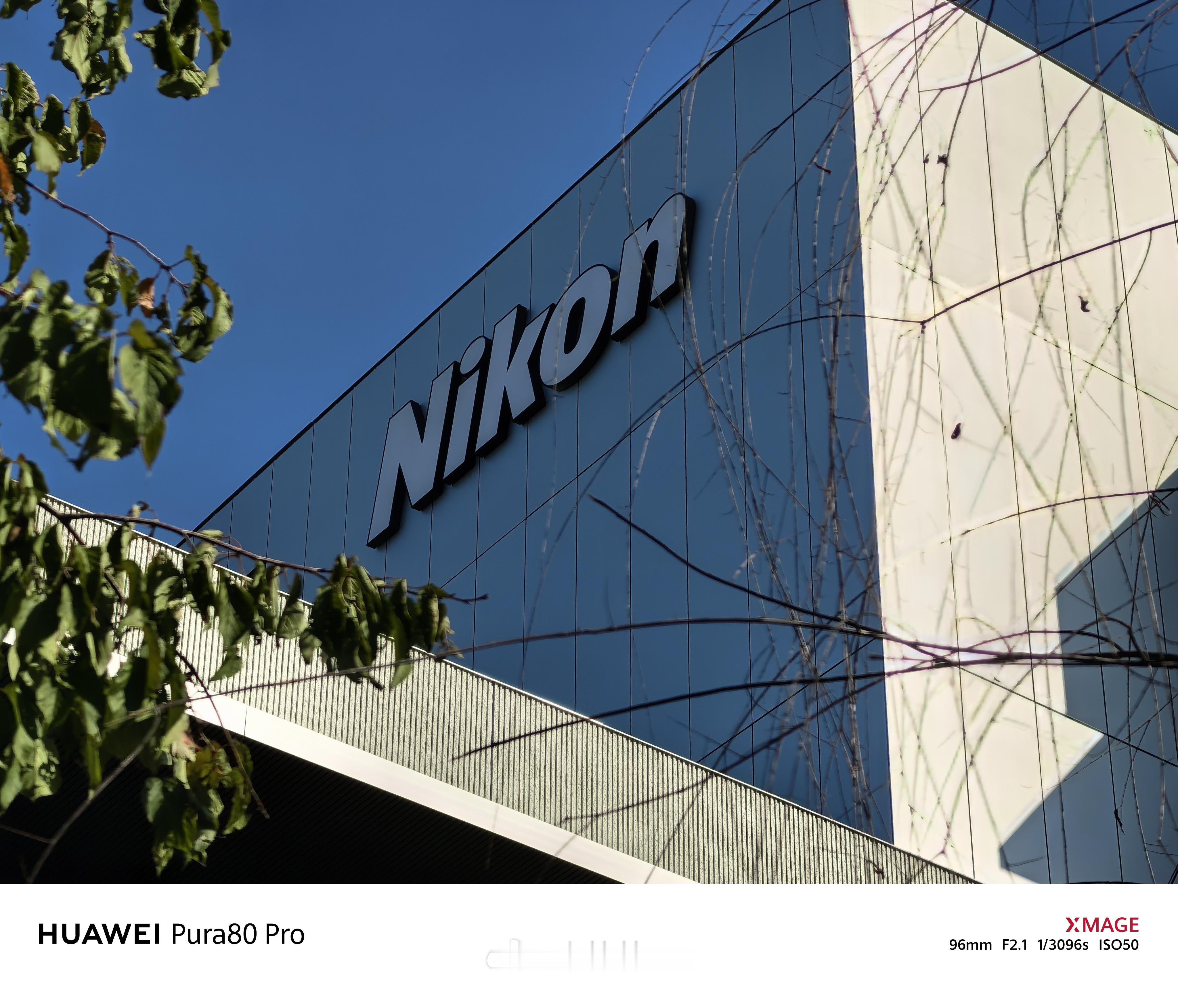 尼康博物馆，乌泱泱的全是相机和镜头。还有扫描仪、激光3d打印机等设备，总之都是围