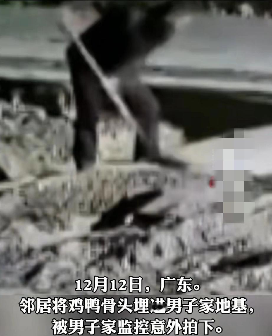 广东一男子盖新房，地基已经有了几十公分高，为防止小孩进入电梯井，便于喊话，安装了