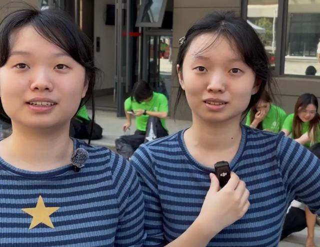 9月12日，极目新闻在武汉理工大学军山校区迎新现场采访到一对双胞胎姐妹新生，姐姐谢宜廷高考691分，