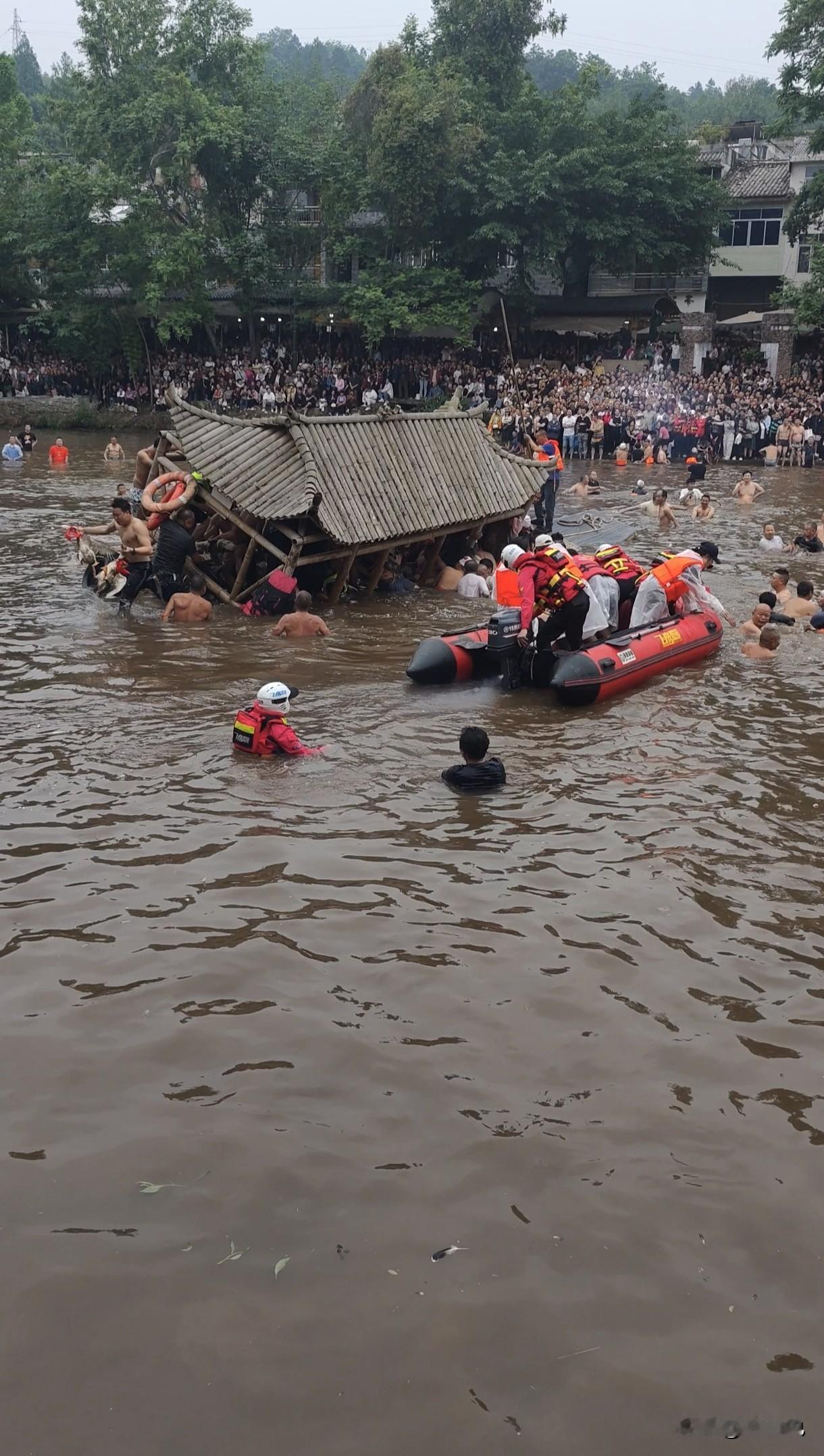 今天，2026年5月14日，四川成都邛崃市夹关镇民俗活动“抢鸭子”，参与群众数百