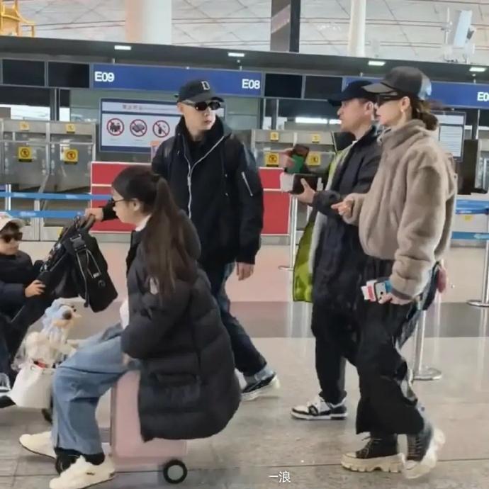 戚薇女儿Lucky转眼长成大姑娘啦戚薇李承铉一家四口出游戚薇李承铉一家四口出游