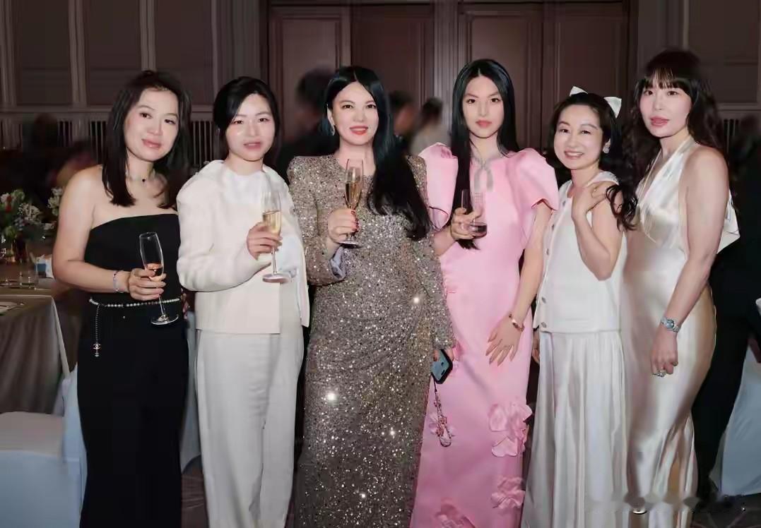 不争馒头争口气全网都在疯传李湘胖了的照片，人家悄咪咪的再出现时巳减20