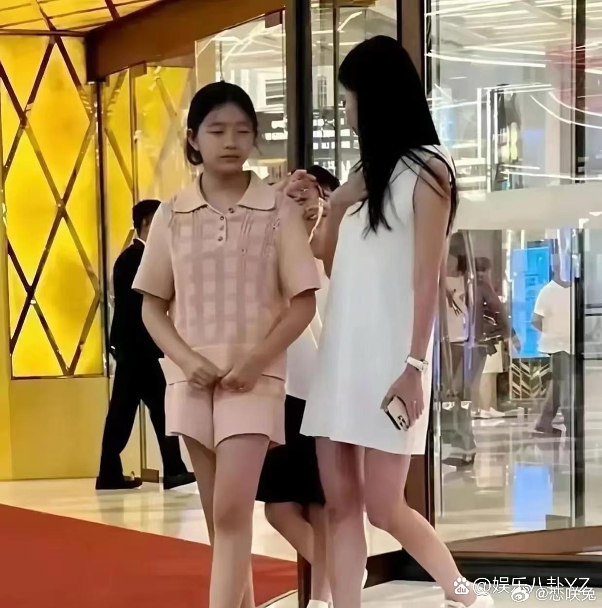小玥儿眉眼间确实长得挺像亲妈大S的