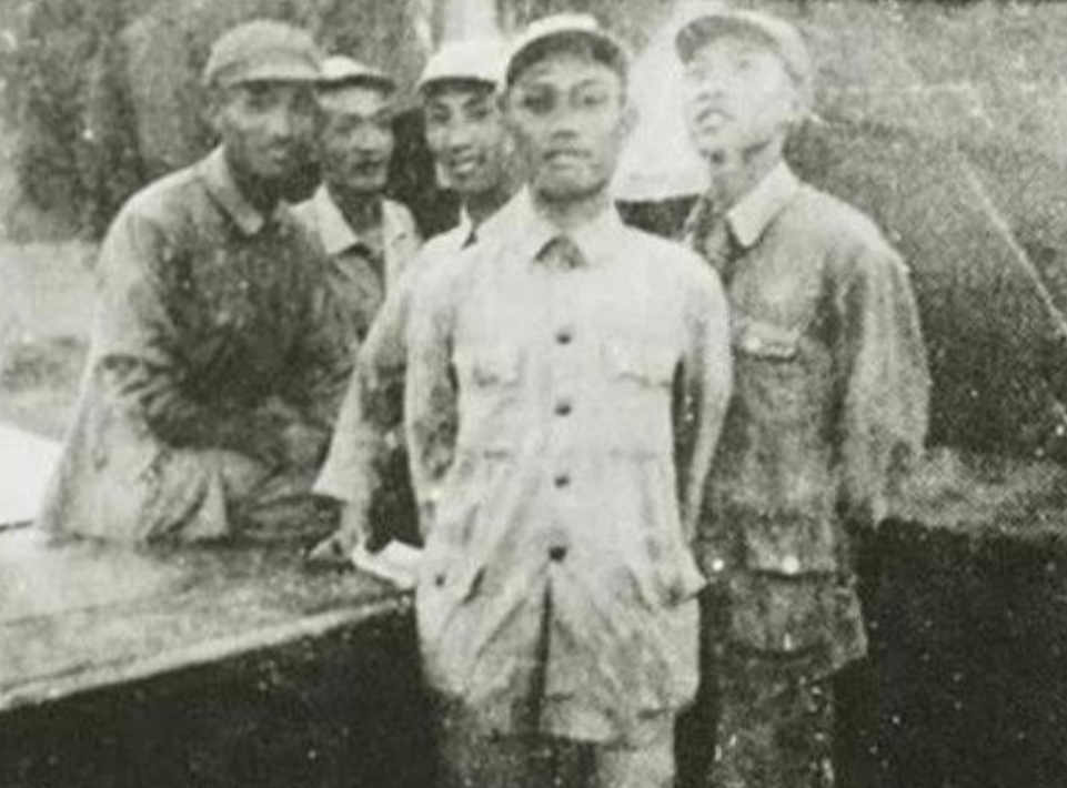 金门战役后，我军253团政委陈利华冒充国军少尉，在台湾娶妻生子、官至上校。198