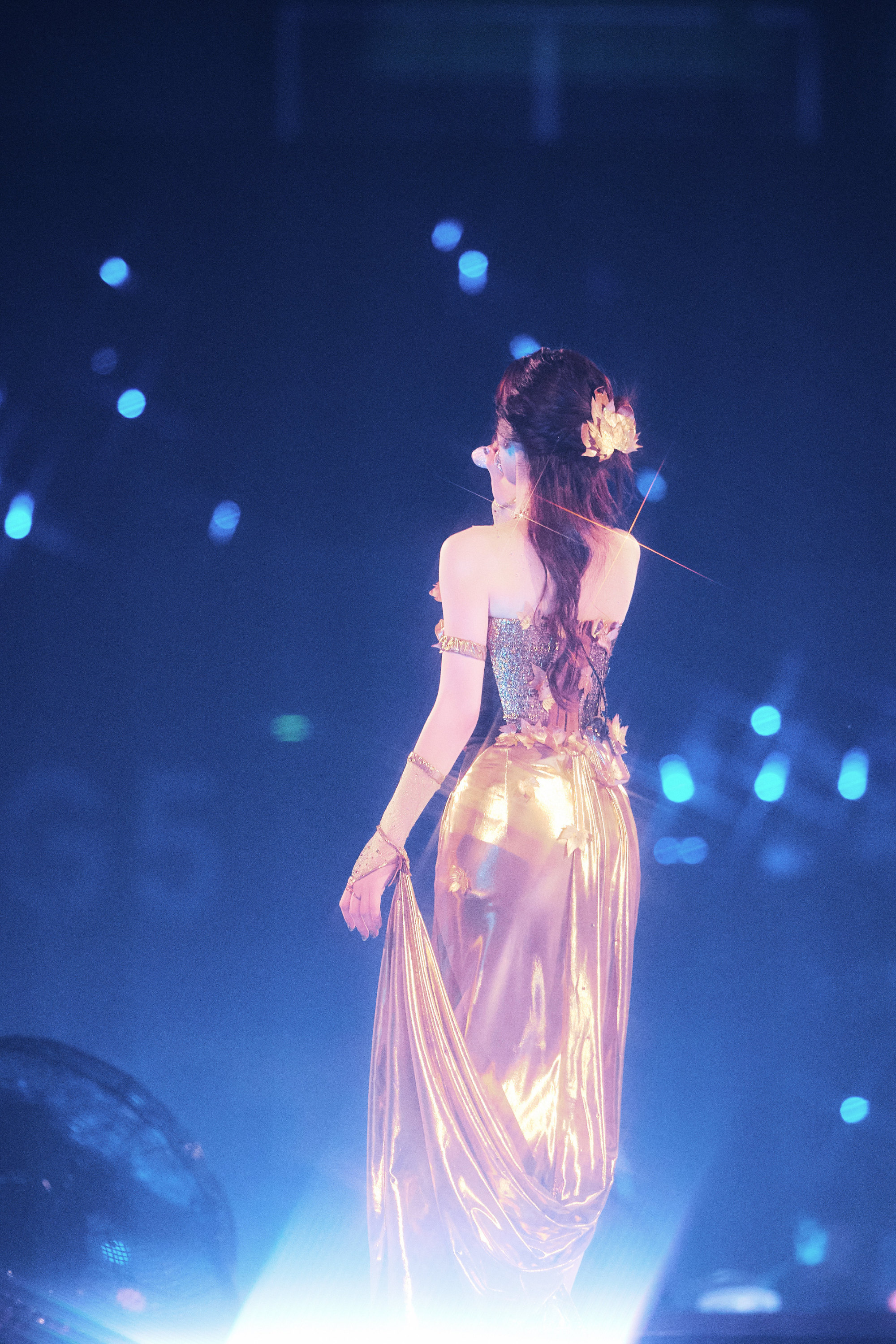 张碧晨：斑斓之境下，鎏丝点水而过，翩然泛起时，荡漾旋律波纹