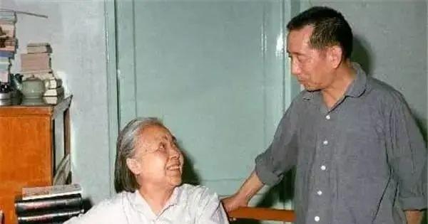 1928年，民国才女丁玲同时爱上了两个男人，哪个都不舍得分开，于是提出了三人同居