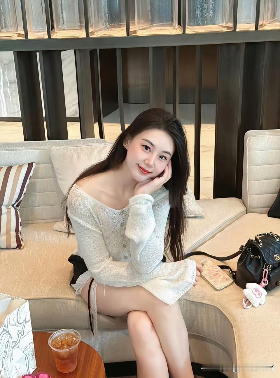 悠闲午后，来一场咖啡与美照的邂逅，简直少女心爆棚。想象一下，坐在温馨的咖啡店里