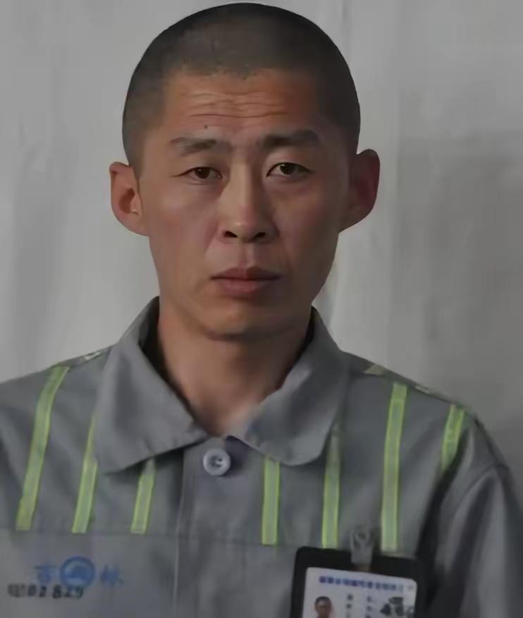 他本是朝鲜一名优秀的特种兵。只因妹妹一家偷渡韩国，他被朝鲜劳动改造挖煤。他偷