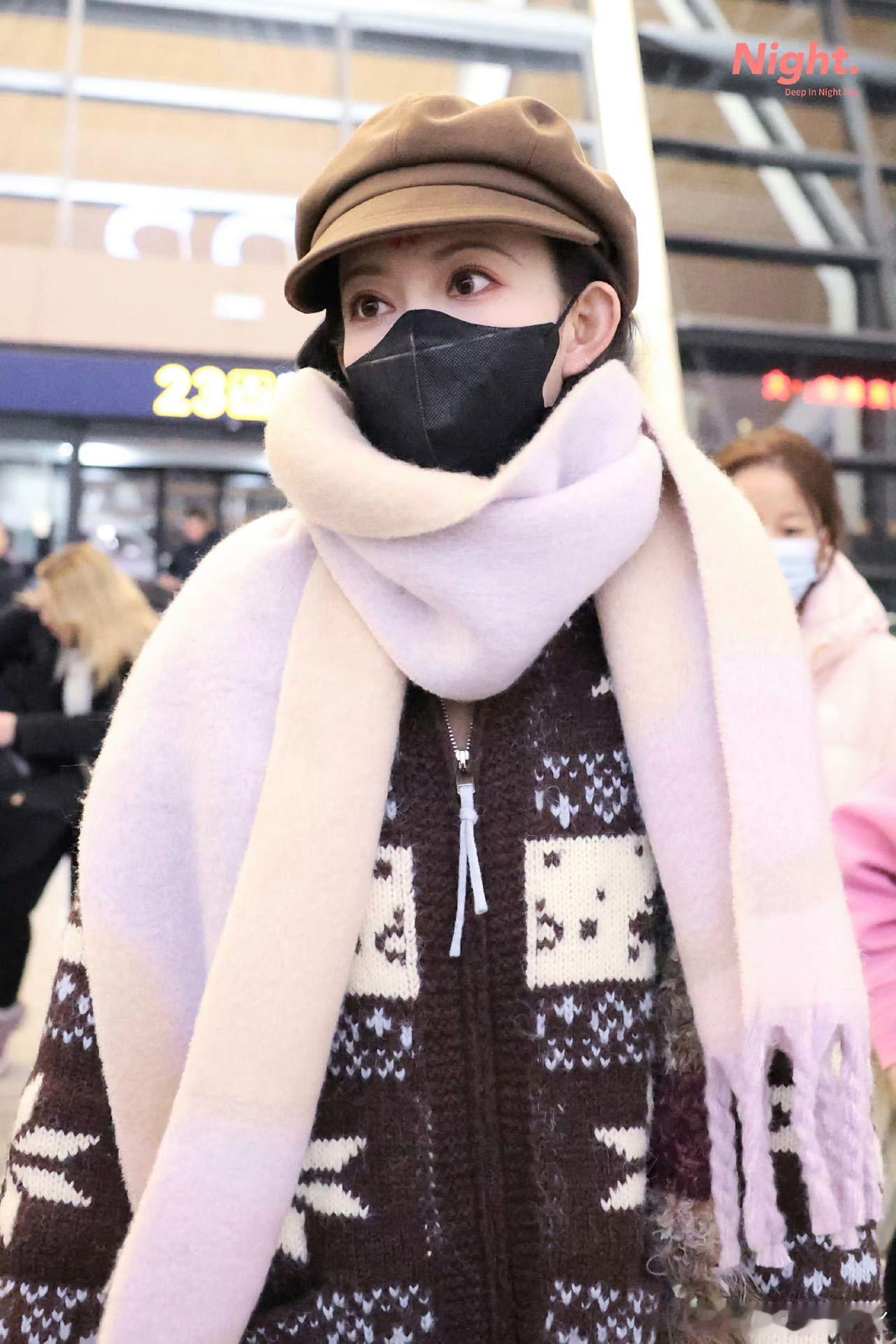 孟子义的亲和力真的太强了！看到她和粉丝们亲切合影，感觉她就像是大家的好姐姐。明天