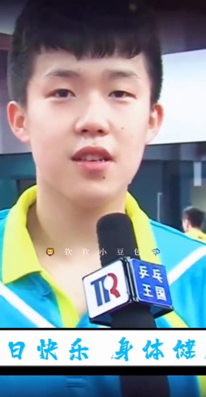 莎莎25岁了，生日当天还在练球。粉丝刷屏“加油”，她连点赞的时间都没有。不是